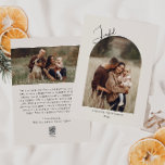 Modernes Boho Arch Beige Joyful Two Foto Feiertagskarte<br><div class="desc">Feiern Sie die Saisonfreuden mit dieser modernen Bohobarsch beige fröhliche Zwei-Foto-Urlaubskarte. Das einzigartige und chic bearbeitbare Skript schafft eine Touch von Charme und Individualität. Das schlichte, elegante Schwarz-Beige-Design mit einem klassischen böhmischen Bogen erinnert an ein skurriles Winterambiente. Der minimale und zarte festliche Schriftart verleiht Kreativität und Charme. Mit einem sauberen...</div>