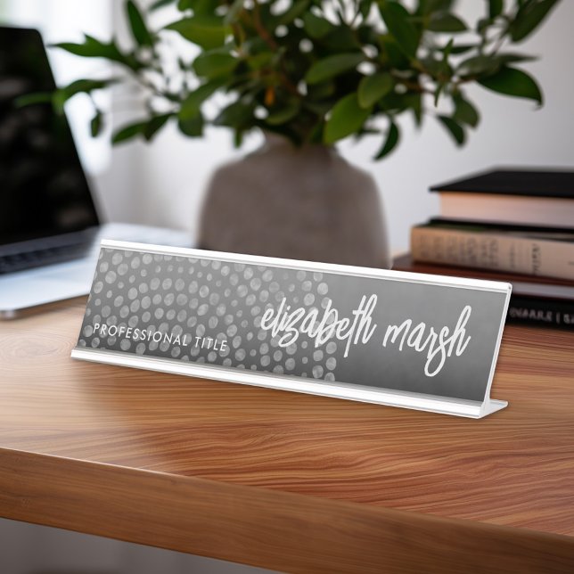 Modernes Boho Dot-Muster mit einem Bounce-Skriptna Schreibtischnamensplakette (Personalized Desk Sign with Name and Title - Custom Executive Name Plate)