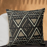 Modernes Boho Mud Tuch Muster Schwarz Kissen<br><div class="desc">Moderne Wohngestaltung mit ethnischen Motiven. Trendy böhmische Innenausdruck. Zig zag Pfeil Design.</div>