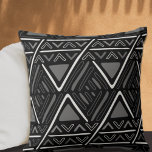 Modernes Boho Mud Tuch Muster Schwarz Kissen<br><div class="desc">Moderne Wohngestaltung mit ethnischen Motiven. Trendy böhmische Innenausdruck. Zig zag Pfeil Design.</div>