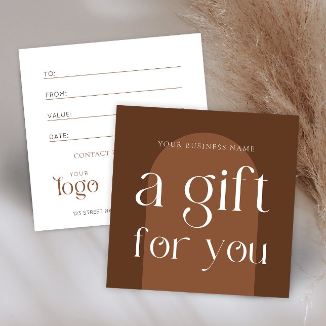 Modernes Boho Terracotta Geschenkgutschein Quadratische Visitenkarte (Boho terracotta business gift voucher design, featuring modern fonts and earthy tones)
