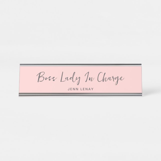 Modernes Boss Blush Pink Grau Script Personalisier Schreibtischnamensplakette (Vorderseite )