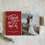 Modernes Brautbrief-Foto Dankeskarte<br><div class="desc">Vielen Dank an die Familie und Freunde mit diesem anpassbaren Foto danke Ihnen Karte. Moderne Handschrift mit rotem Hintergrund. Personalisieren Sie Ihre Fotos und Details. Dieses Foto Dankeschön-Karte ist ideal für Hochzeiten, Abschlüsse, Geburtstage und andere Veranstaltungen.</div>