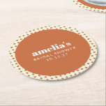 Modernes Brautparty Terracotta Dots Runder Pappuntersetzer<br><div class="desc">Fügen Sie Ihrem Brautparty eine lustige und personalisierte Touch mit diesen bezaubernden Untersetzer hinzu! Das Design verbindet ein warmes Terrakotta-Zentrum mit elegantem weißem Text, gerahmt durch ein spielerisches, geometrisches Kreissymbol, das Retro-Charme mit modernem Stil verbindet. Diese Untersetzer sind perfekt für Boho-, Rustikale- oder Vintag inspiriert Themen geeignet und eignen sich...</div>