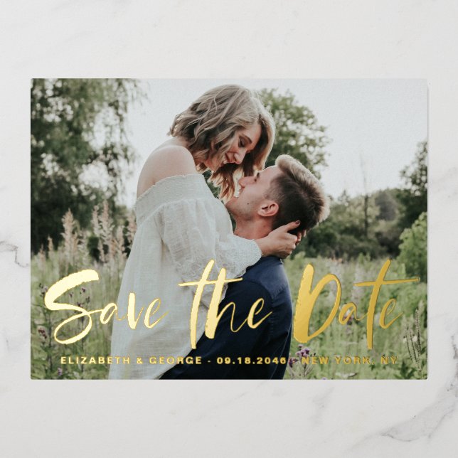 Modernes Brush Hand Letter Foto Save the Date Folie Einladungspostkarte (Vorderseite)