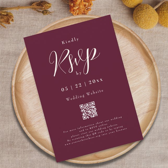 Modernes Burgund Elegantes Script QR Code Hochzeit RSVP Karte (Burgundy and cream ivory elegant script qr code wedding rsvp card)