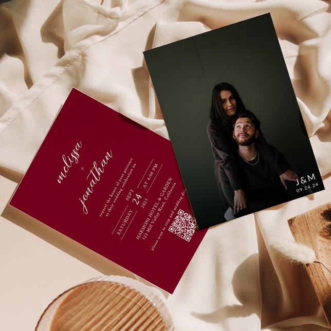 Modernes Burgund-Foto Monogram QR-Code Hochzeit Einladung (Von Creator hochgeladen)