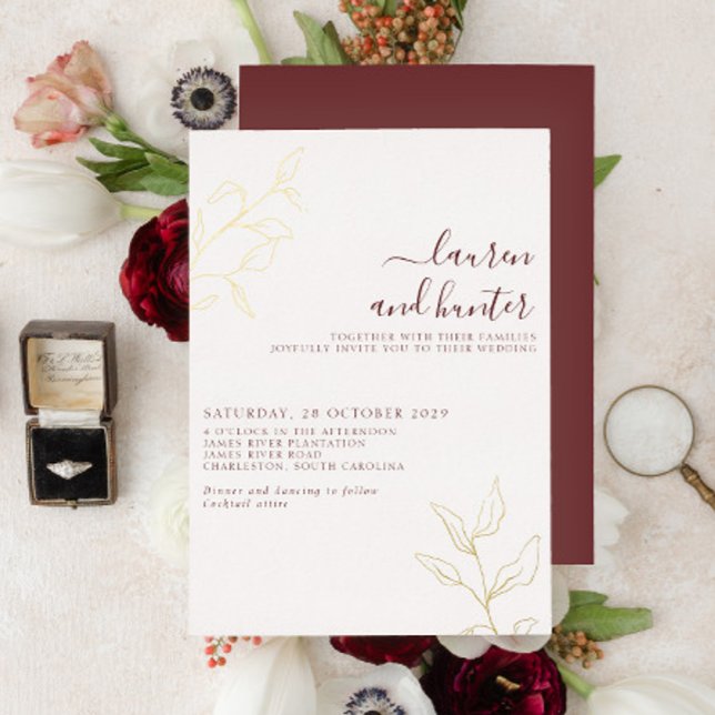 Modernes Burgundy Script Botanische Hochzeit Gold Folieneinladung (Von Creator hochgeladen)