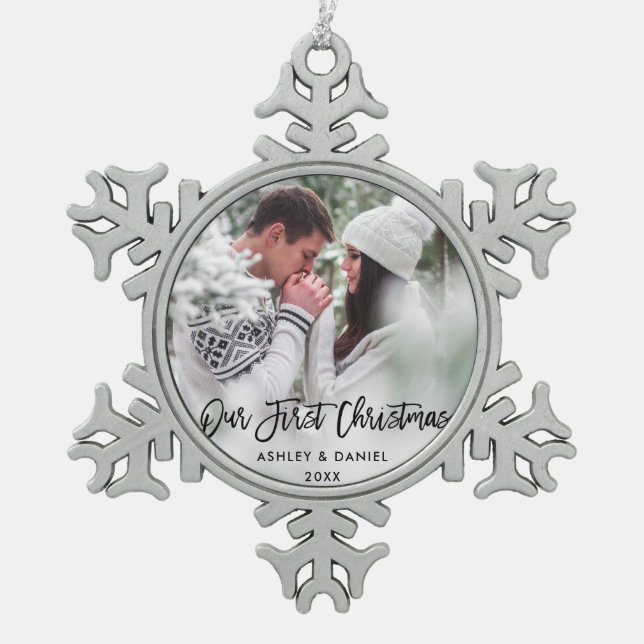 Modernes Bürsten-Skript unsere ersten Schneeflocken Zinn-Ornament (Vorderseite)