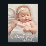 Modernes Calligraphy Newborn Baby Foto Vielen Dank Postkarte<br><div class="desc">Elegante Chic Moderne Kalligrafie Script Foto Neugeborenes Baby Vielen Dank Postcard. Enthält einen wunderschönen "Dankeschön"-Text in einem handgeschriebenen swash Schwanz Schriftart Kalligraphie-Skript in Schwarz-Weiß. Auf der Rückseite vorgefertigte persönliche Nachricht. Ideal für Junge oder kleine Mädchen. Einfach mit Ihrem Baby Foto und Details personalisieren.</div>