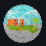 Modernes Cartoon House Dart Board aus dem Mittelal Dartscheibe<br><div class="desc">Dieses Mid Century Modern Cartoon House Dart Board wird Sie dazu bringen, die WELCOME Matte auszustellen und sich auf der Zuhause zu machen! Das minimalistische Design der 1960er Jahre besticht durch ein elegantes, orangefarbenes Haus aus Aqua-Glas auf einer üppig grünen Rasenfläche in Bumerangform. Der Rasen bildet eine Oase inmitten der...</div>