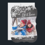 Modernes Chalkboard lässt es Schneeflocken Foto Feiertagskarte<br><div class="desc">Zeitgenössisch die Let It Snow Weihnachten Foto-Karte Set auf schwarzen Chalkboard Hintergrund mit Schneeflocken.  Dreh unsere lustige Karte über,  um eine passende Schneeflocke zurück zu sehen!</div>