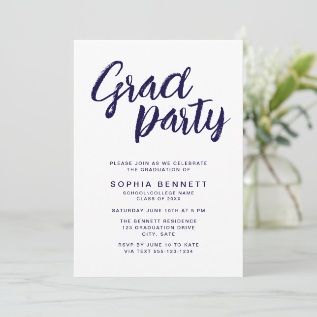 Modernes Chic Brush Script Navy & White Grad Party Einladung (Stehend Vorderseite)