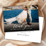 Modernes Chic Calligraphy Script 1 Foto Hochzeit Dankeskarte<br><div class="desc">Modernes Chic Elegante Kalligraphie Skript Hochzeit ein Foto Dankeschön Karte. Stilvolle Hochzeit danke Ihnen Vorlage mit einem vollen Foto auf der Vorderseite mit dem Text "Danke" in einer luftigen Wirblen Hand Schrift Schrift Swash Schwanz Weiß Overlay Schriftart auf dem Bild und eine Rückseite eine vorgefertigte Danksagung Nachricht. Einfaches Personalisieren Ihres...</div>