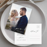 Modernes Chic Calligraphy Wedding Foto Vielen Dank Postkarte<br><div class="desc">Elegant und stilvoll danke Postcard. Ideal für Hochzeiten,  Geburtstage,  Abschlüsse und andere Veranstaltungen. Klicken Sie auf die SCHALTFLÄCHE BLAUE DESIGN TOOL,  um eine erweiterte Anpassung dieses Designs zu erhalten.</div>