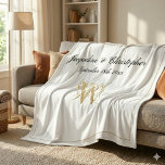 Modernes Chic Custom Newlywed Monogram Fleecedecke<br><div class="desc">Modernes, Personalisiertes, frisch gezogenes Keepake Monogram Fleece Blanket. Personalisiertes, weißes und goldfarbenes mit Monogramm Fleece Blanket. Klassische Schrift für den Anfang, die Namen der Braut und des Bräutigams und das Hochzeitdatum auf einem schlichten, eleganten, weißen Hintergrund. Perfektes Geschenk für frische Weds, eine gepflegte Erinnerung ihres besonderen Tages oder ein Geschenk...</div>