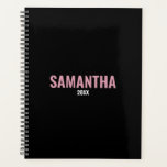 Modernes Chic Pink & Black Appointing Book  Planer<br><div class="desc">Ein elegantes rosa und schwarzes Design mit moderner Typografie. Ideal mädchenhaft Geschenk für jeden,  der rosa liebt. Perfektes Geschenk für Kinder und Erwachsene. Die perfekte Babydusche,  die zum Geburtstag,  zu Weihnachten,  zurück zur Schule oder zu jedem anderen besondere Anlass präsentiert wird.</div>