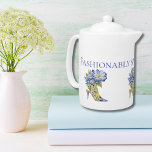 Modernes Chinoiserie High Heel Shoe Brautparty<br><div class="desc">Moderne, elegante Chinoiserie High-Heel Shoe Brautparty Teapot Elevate Ihr Brautparty mit einer eleganten Touch von Kunst und Eleganz durch unsere "Moderne elegante florale Chinoiserie High-Heel Shoe Teekanne". Der Teekanne steht: "Faszinierend Tee verbreiten." Dieses exquisite Stück ist mehr als nur ein Teekessel; es ist eine Erklärung des Stils und der Gnade,...</div>