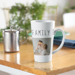 Modernes Collage Foto & Beste Familie je Bestes Ge Milchtasse<br><div class="desc">Die Einführung des Modern Collage Foto & Best Family Ever Text Geschenkes, eine einzigartige und personalisierte Art, die Liebe und Freude Ihrer Familie zu feiern. Dieses besondere Geschenk verbindet die Schönheit einer maßgeschneiderten Collage mit einer herzlichen Botschaft, um einen unvergesslichen Sake zu schaffen, der für viele Jahre geschätzt wird. Das...</div>