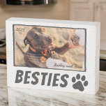 Modernes Comic Pet Paw Bestie BESTE FREUNDIN Foto Holzkisten Schild<br><div class="desc">Design setzt sich aus lustiger und spielerischer Typografie mit serifenigem Schriftart zusammen. Fügen Sie ein benutzerdefiniertes Foto von Ihnen und Ihrem Tier hinzu</div>