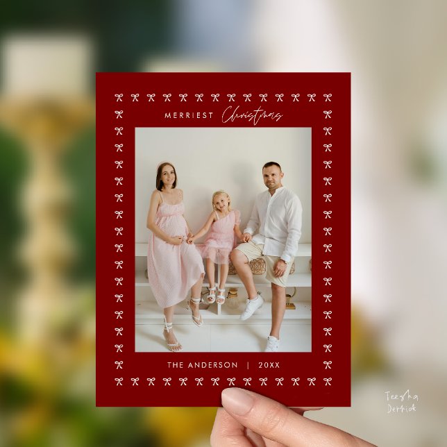 Modernes Deep Red Bow Pattern Family Foto Weihnach Postkarte (Modern Bow Pattern Family Photo Classy Elegant Christmas Postcard in Deep Red Burgundy Wine theme)