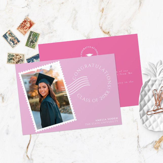 Modernes Design der Porto-Briefmarke: Rosa Foto Ab Ankündigung (Front and Back of a modern photo graduation announcement card with postage stamp frame in bold pink.)