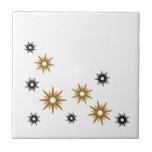 Modernes Design von White Gold & Black Sternexplos Fliese<br><div class="desc">Modernes inspiriertes Design aus der Mitte des Jahrhunderts mit Vintagen Retrogold- und Schwarz-Sternexplosionen in Bio Design auf hellem Hintergrund. Einfaches,  sauberes modernes Design.</div>