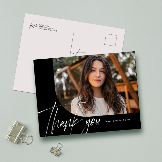 Modernes Drehbuch ein Foto schwarzer Abschluss vie Postkarte (Von Creator hochgeladen)