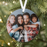 Modernes Drehbuch Frohe Weihnachtsfamilie Foto Ornament<br><div class="desc">Stilvolle Foto-Ornament-Gestaltung für die Ferien bietet Ihr Lieblingsbild mit fröhlichen Weihnachtsstexten in modernen, gebürsteten Schriftzeichen. Personalisieren Sie den benutzerdefinierten Text mit Ihrem Nachnamen oder Familiennamen und dem Jahr. Ein einfaches Muster weißer Winterschneeflocken zieht den Rücken des Ornaments hoch. Die dunkelgraue Hintergrundfarbe kann individuell auf Ihre Urlaubsstimmung abgestimmt werden. Tipp für...</div>