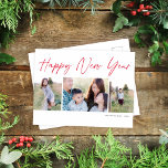 Modernes Drehbuch glücklich Neues Jahr Drei Foto Feiertagspostkarte<br><div class="desc">Dieses schöne Foto Postkarte bietet drei Fotos und den Gruß "Happy New Year". Das Design ist einfach, aber elegant. Dieses Design umfasst zwei senkrechte und ein waagerechtes Foto. Auf der Rückseite finden Sie viel Platz, um Ihre persönliche Begrüßung und die Adresse des Empfängers zu schreiben. Postkarten sind eine wunderbare Möglichkeit,...</div>