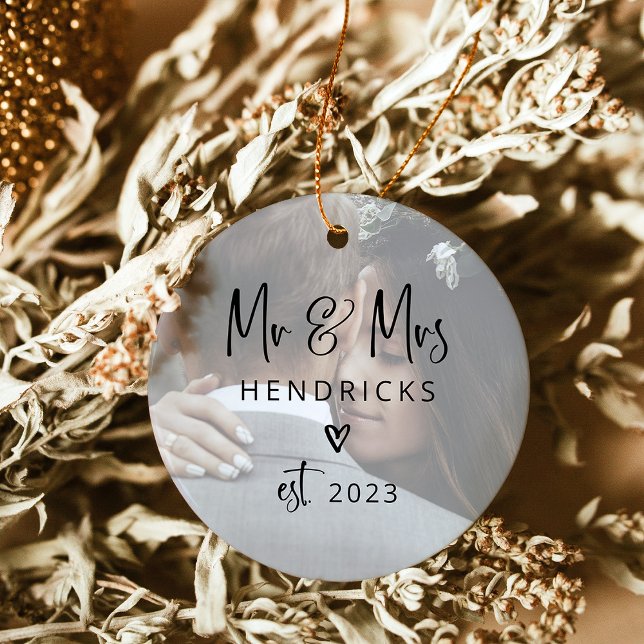 Modernes Drehbuch| Herr und Frau Wedding Two Foto Keramik Ornament (A simple, modern two-photo Christmas ornament with a hand-drawn heart as a keepsake of your marriage)