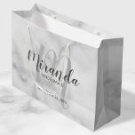 Modernes Drehbuch Personalisierte Bridesmaid-Marmo Große Geschenktüte<br><div class="desc">Personalisierte Bridesmaids Geschenktasche mit personalisiertem Bräunungsnamen in grauem,  modernem Schriftart-Stil und Monogramm in hellgrau-modernem Drehbuch-Schriftart-Stil als Hintergrund mit Titel und Hochzeitsdatum in grau modernen Sans Serif Schriftart Stil auf weißem Marmor Hintergrund. Auch perfekt für Trauzeuge,  Trauzeuge,  Ringträger,  Brautvater,  Trauzeugin,  Blume Mädchen,  Brautmutter und vieles mehr.</div>