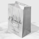 Modernes Drehbuch Personalisierte Bridesmaid-Marmo Mittlere Geschenktüte<br><div class="desc">Personalisierte Bridesmaids Geschenktasche mit personalisiertem Bräunungsnamen in grauem,  modernem Schriftart-Stil und Monogramm in hellgrau-modernem Drehbuch-Schriftart-Stil als Hintergrund mit Titel und Hochzeitsdatum in grau modernen Sans Serif Schriftart Stil auf weißem Marmor Hintergrund. Auch perfekt für Trauzeuge,  Trauzeuge,  Ringträger,  Brautvater,  Trauzeugin,  Blume Mädchen,  Brautmutter und vieles mehr.</div>