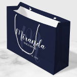 Modernes Drehbuch Personalisierte Bridesmaier Navy Große Geschenktüte<br><div class="desc">Personalisierte Bridesmaids Geschenktasche mit dem personalisierten Namen der Brautjungfrau in weißem,  modernem Drehbuch-Schriftart-Stil und Monogramm in hellblau modernen Drehbuch-Schriftart-Stil als Hintergrund mit Titel und Hochzeitsdatum in weiß modernen Sans Serif Schriftart Stil auf marinebasischem Hintergrund. Auch perfekt für Trauzeuge,  Trauzeuge,  Ringträger,  Brautvater,  Trauzeugin,  Blume Mädchen,  Brautmutter und vieles mehr.</div>