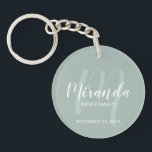 Modernes Drehbuch Personalisierter Bridesmaid-Schl Schlüsselanhänger<br><div class="desc">Fügen Sie Ihrer Hochzeit eine persönliche Touch mit personalisiertem Schlüsselanhänger einer Brautjungfrau hinzu. Dieser Schlüsselanhänger zeichnet sich durch den personalisierten Namen einer Brautjungfrau aus, der im Stil eines modernen Schriftartes mit weißer Schrift und Monogramm im modernen, schlanken Stil eines modernen Drehbuch-Schriftartes als Hintergrund mit dem Titel und dem Hochzeitdatum in...</div>