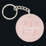 Modernes Drehbuch Personalisierter Bridesmaid-Schl Schlüsselanhänger<br><div class="desc">Fügen Sie Ihrer Hochzeit eine persönliche Touch mit personalisiertem Schlüsselanhänger einer Brautjungfrau hinzu. Dieser Schlüsselanhänger zeichnet sich durch den personalisierten Namen einer Brautjungfrau aus, der im Stil eines modernen Schriftartes mit weißer Schrift und ein Monogramm im modernen, rot-rosa Drehbuch-Schriftart als Hintergrund mit dem Titel und dem Hochzeitdatum in weißem, modernen...</div>