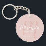 Modernes Drehbuch Personalisierter Bridesmaid-Schl Schlüsselanhänger<br><div class="desc">Fügen Sie Ihrer Hochzeit eine persönliche Touch mit personalisiertem Schlüsselanhänger einer Brautjungfrau hinzu. Dieser Schlüsselanhänger zeichnet sich durch den personalisierten Namen einer Brautjungfrau aus, der im Stil eines modernen Schriftartes mit weißer Schrift und ein Monogramm im modernen, rot-rosa Drehbuch-Schriftart als Hintergrund mit dem Titel und dem Hochzeitdatum in weißem, modernen...</div>