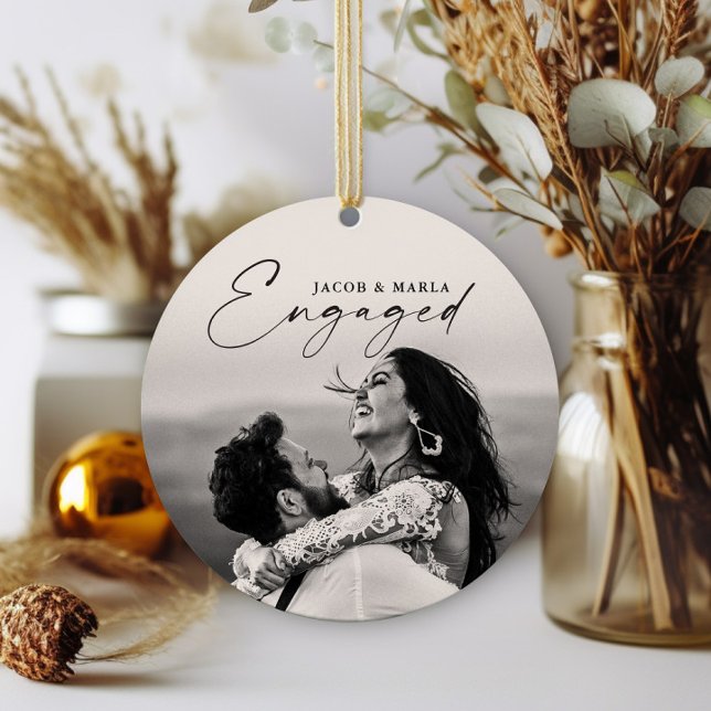 Modernes Drehbuch Verlobt 2 Foto Hochzeit Verlobun Keramik Ornament (Elegant script engaged 2 photo wedding engagement christmas holiday ornament.)