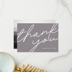 Modernes Dunkle Taupe Calligraphy Wedding Foto Dankeskarte