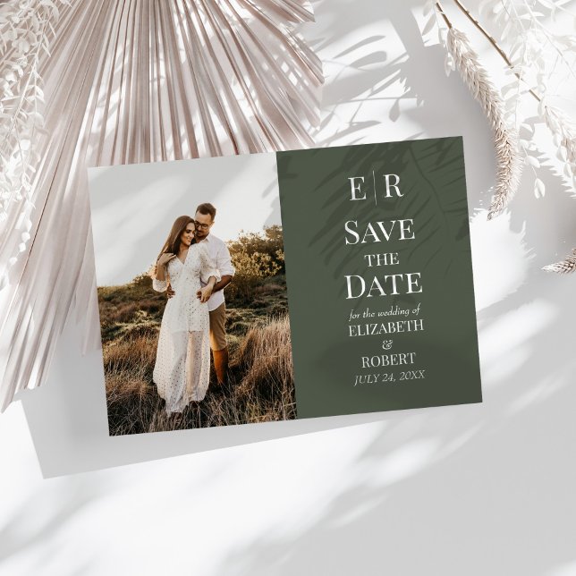 Modernes dunkles Olive Monogram-Foto Save the Date Einladung (Modern Dark Olive Monogram Photo Save the Date Invitation on a white table with neutral dry flowers)