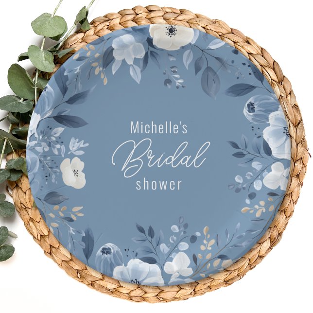 Modernes Dusty Blue Floral Boho Brautparty Pappteller (A stylish paper plate with dusty blue floral designs, placed on a woven charger with greenery accent)