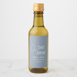 Modernes Dusty Blue One Day Away Probe Dinner Weinetikett