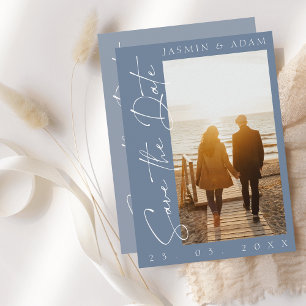Modernes Dusty Blue Script Foto Hochzeit Save The Date
