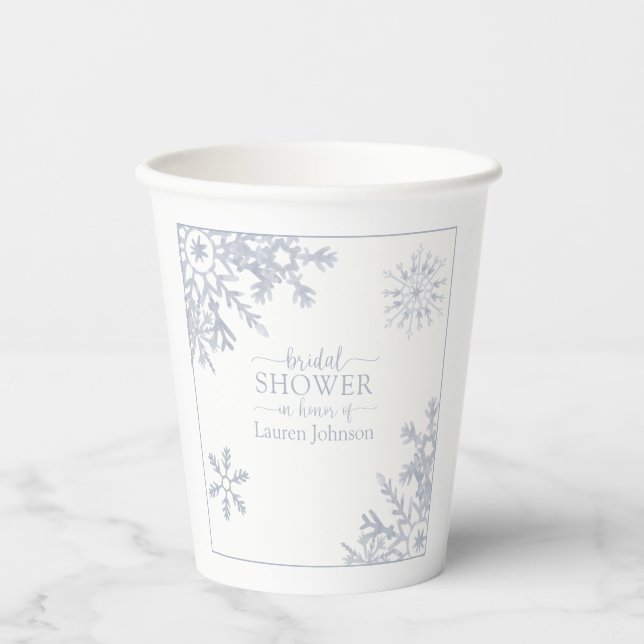 Modernes Dusty Blue Snowflake Winter Brautparty Pappbecher (Vorderseite)