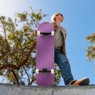 Modernes, einfach lila Wellenmuster Skateboard