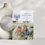 Modernes einfaches Menorah Hanukkah Zwei Foto Feiertagskarte<br><div class="desc">Erleben Sie Hanukkah mit dieser modernen und einfachen Urlaubskarte,  die ein stilvolles Menorah-Design und Platz für zwei Ihrer Lieblingsstifte bietet. Ideal,  um mit den Lieben das Festival der Lichter zu feiern.</div>