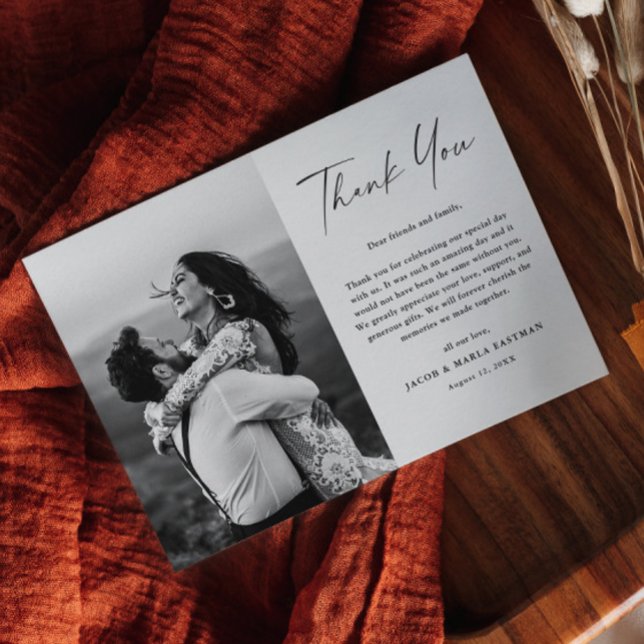 Modernes einfaches Skript-Foto Hochzeit Dankeskarte (Simple modern script wedding photo thank you card.)