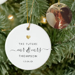 Modernes Elegant The Future Mr. Verlobung Gold Keramik Ornament<br><div class="desc">Die Zukunft Herr und Frau! Modernes Hochzeitsschmuck mit Ihrem individuelle Name in Wirbler Schriftzeichen neben einem gedruckten Goldherz und dem Datum Ihrer Verlobung. Auf der Rückseite ist Platz für Ihr Lieblings-Foto der Nuptials. Dies ist die minimalistische schwarz-weiße Version. Tolle Sake Geschenke für bald verheiratetes Paar!</div>