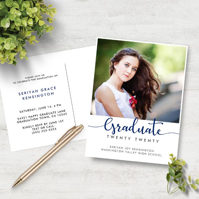 Modernes elegantes Abschluss Script-Foto Ankündigungspostkarte (Modern Elegant Graduation Script Photo Announcement Postcard)
