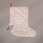 Modernes, elegantes Baby First Weihnachtsbeige Kleiner Weihnachtsstrumpf<br><div class="desc">Baby's First Weihnachtsurlaub Design. Handgezeichnetes Weihnachtsbaummuster mit Platz für Babyname,  Jahr und Foto und weiteren Details auf der Rückseite. Beige,  natürliche Farbenpracht. Teil einer Sammlung.</div>